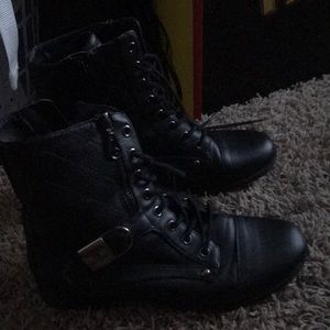 Nike boots that have a zipper on the side
